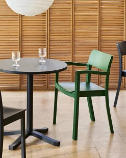 Table à manger en frêne laqué à l'eau noir 70 x 74cm Pastis - HAY
