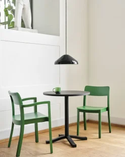 Table à manger en frêne laqué à l'eau noir 70 x 74cm Pastis - HAY
