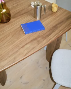 Table à manger en noyer laqué vernis 130x120cm Re-norm - Muuto