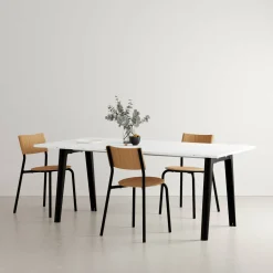 Table à manger en plastique recyclé blanc 190 x 95 cm piètements noirs New Modern - Tiptoe