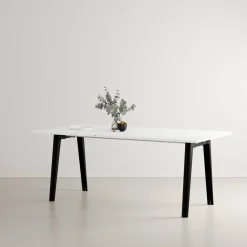 Table à manger en plastique recyclé blanc 190 x 95 cm piètements noirs New Modern - Tiptoe