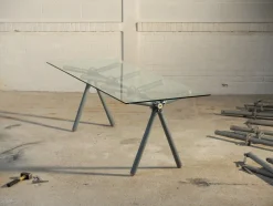 Table à manger en verre et structure en échafaudage rouge 140cm Clavex - Maximum