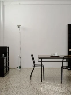 Table à manger rectangulaire en chêne teinté et acier brut vernis 180x90x76,5cm UD - Tolix