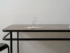 Table à manger rectangulaire en chêne teinté et acier brut vernis 180x90x76,5cm UD - Tolix
