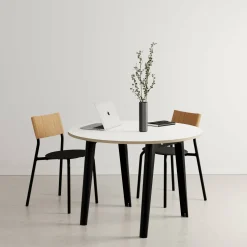 Table à manger ronde 110 cm en bois éco-certifié blanc et pieds noirs graphite New Modern - Tiptoe