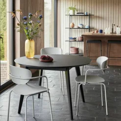 Table à manger ronde 120 cm en bois noir - Hübsch