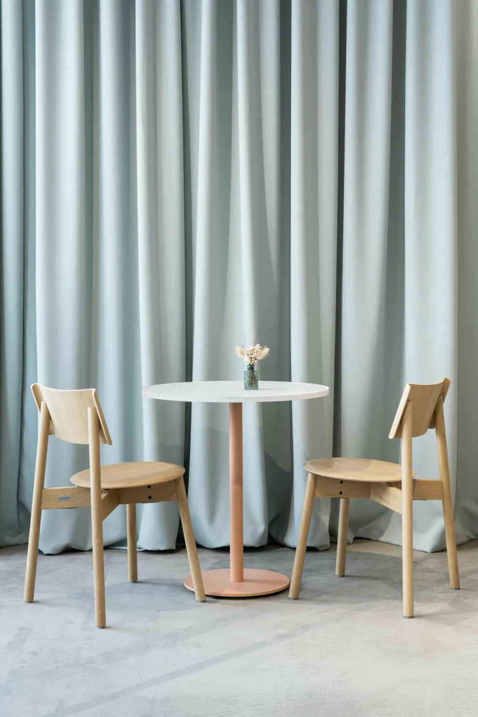 Table à manger ronde en chêne et piétement en acier gris 70 x 75 cm Moka - TIPTOE