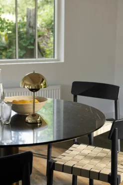 Table à manger ronde en marbre noire et base en acier noire 120 cm - &Tradition