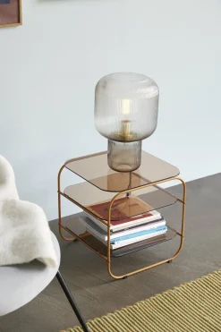 Table marron et orange en fer avec plateau en verre Echo - Hübsch