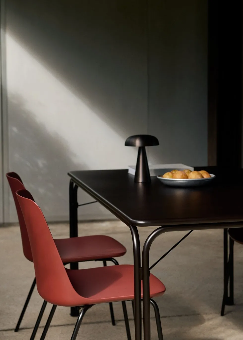 Table rectangulaire de jardin en acier noir chaud 160x90cm Thorvald SC113 - &tradition