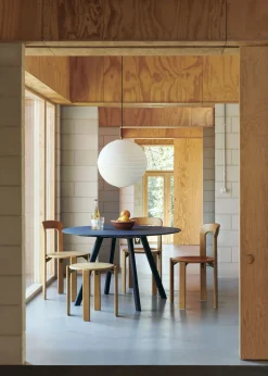 Table ronde en bois de chêne laqué bleu foncé et linoléum bleu fumé 120x74cm CPH 25 2.0 - Hay