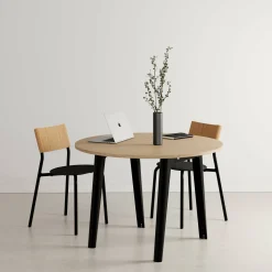 Table ronde en chêne éco-certifié D110 x 75 cm piètements noirs New Modern - Tiptoe