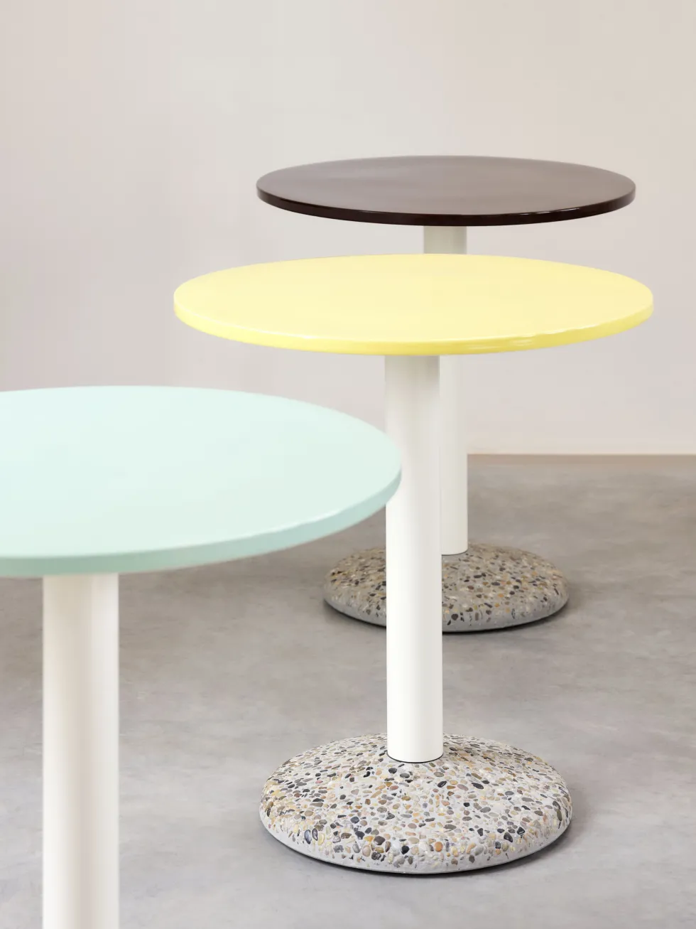 Table ronde en céramique jaune vif 70x73cm - Hay