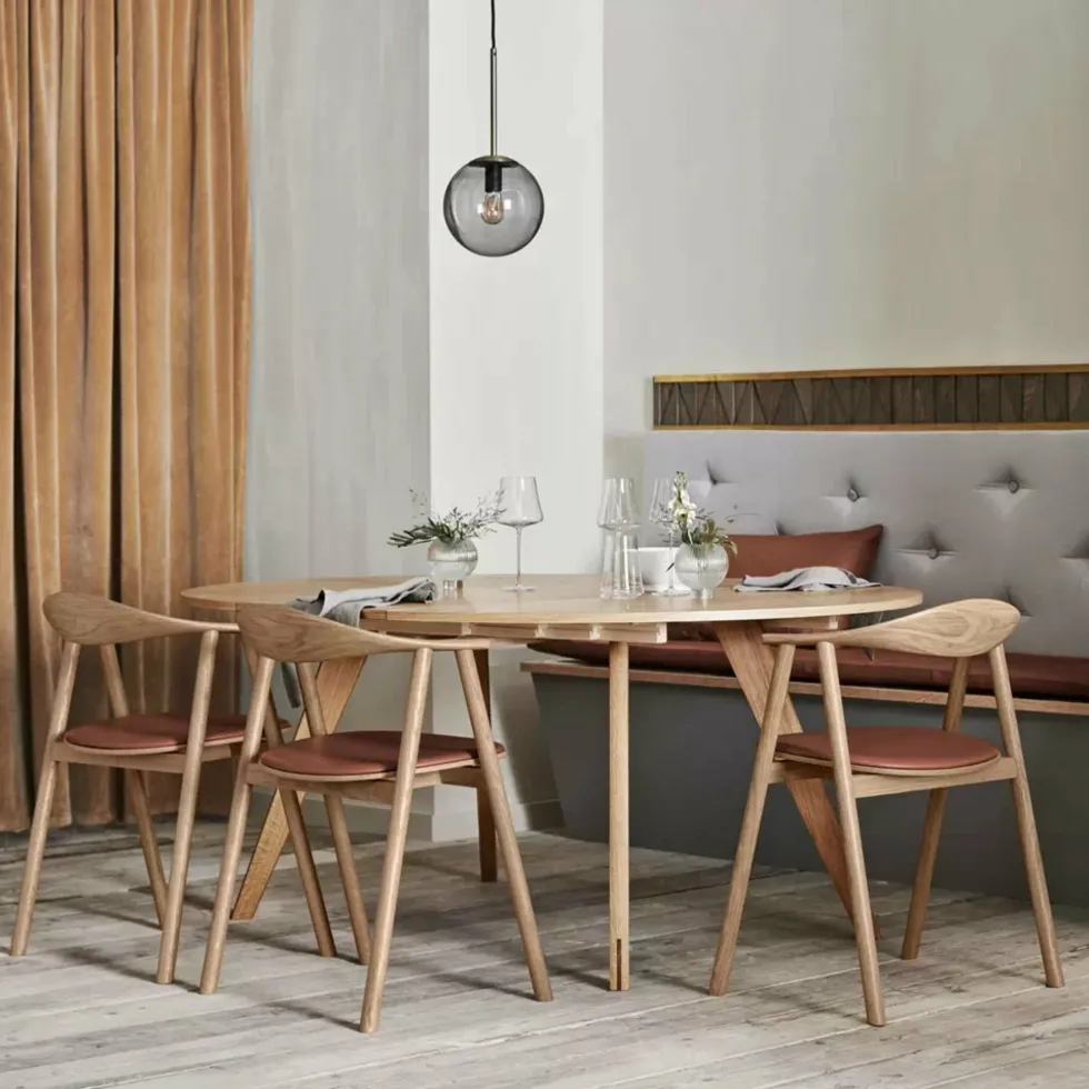 Table ronde en noyer massif huilé 123,5 cm New Mood - Bolia