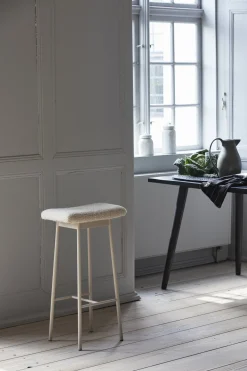 Tabouret de bar avec pieds en fer et revêtement peluche beige Zala - Nordal
