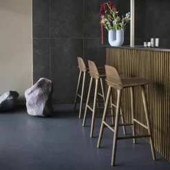 Tabouret de bar 65 cm en chêne foncé Nerd - Muuto