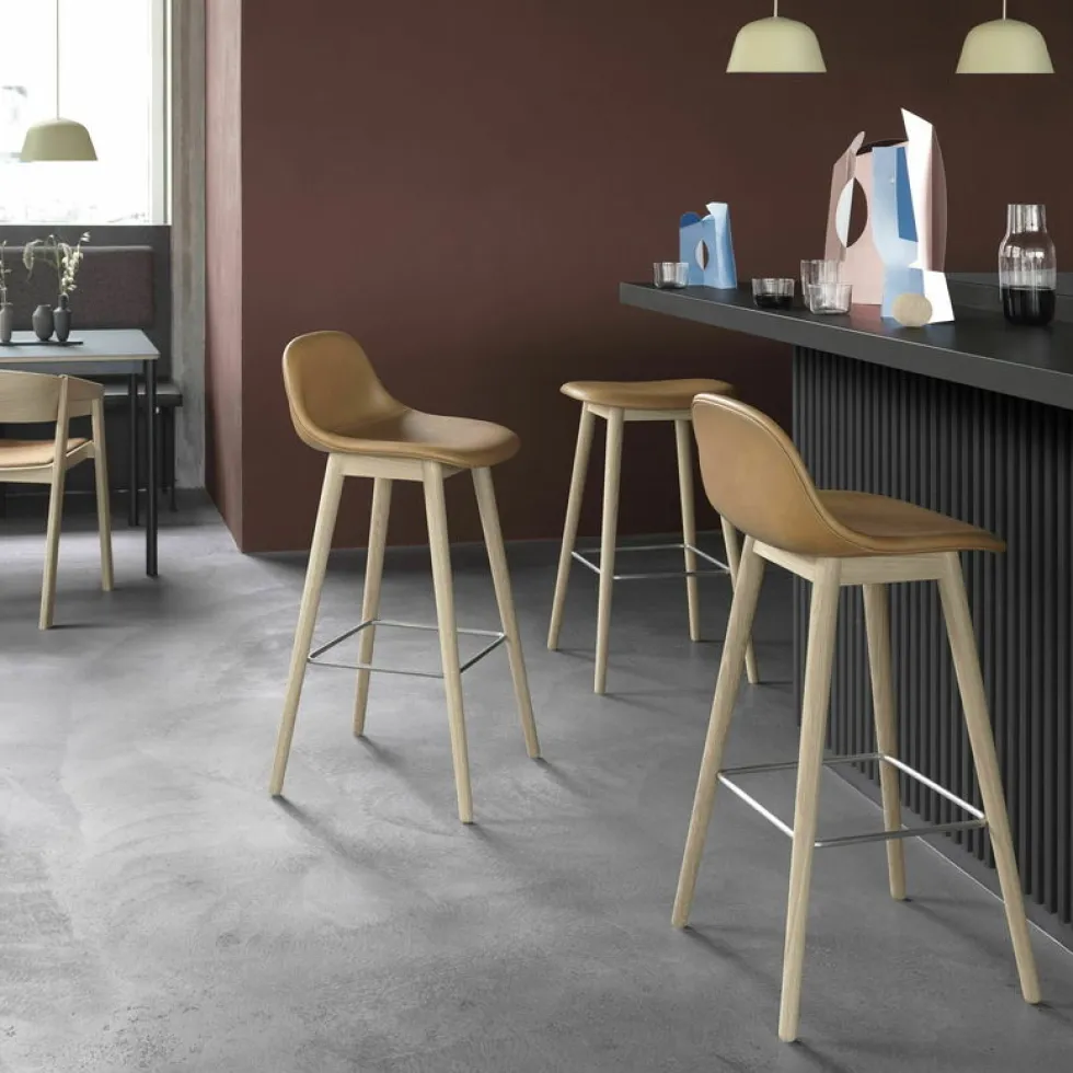 Tabouret de bar 65cm vert pâle piétement en chêne marron Fiber - Muuto