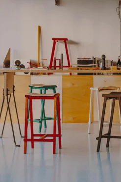 Tabouret de bar en bois de chêne et acier rouge signal 65cm Tabourete 8 - Hay