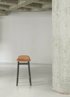 Tabouret de bar en bois noir et pp bleu 65 cm Form - Normann Copenhagen