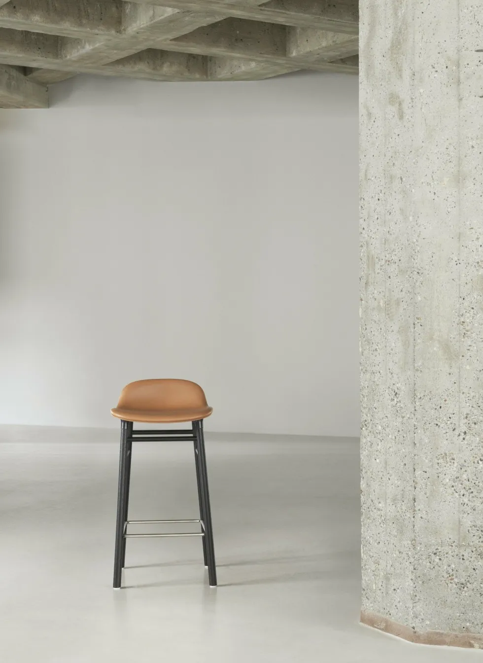 Tabouret de bar en bois noir et pp noir 65 cm Form - Normann Copenhagen