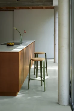 Tabouret de bar en chêne kaki 66cm MI LOU- TIPTOE