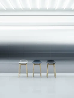 Tabouret de bar en chêne naturel et pp blanc 65 cm Form - Normann Copenhagen