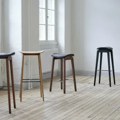 Tabouret de bar en chêne noir et rembourrage en cuir anthracite 75 cm NY11 - NORR11