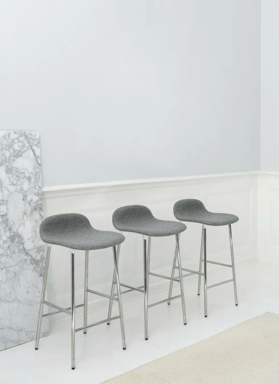 Tabouret de bar en chrome et pp blanc 75 cm Form - Normann Copenhagen
