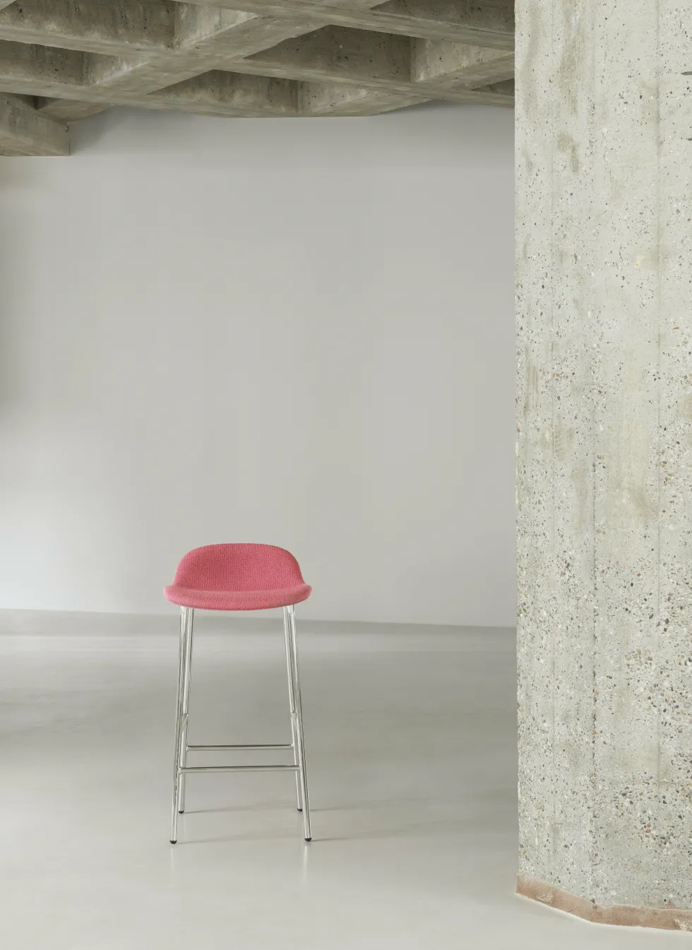Tabouret de bar en chrome et pp blanc 75 cm Form - Normann Copenhagen