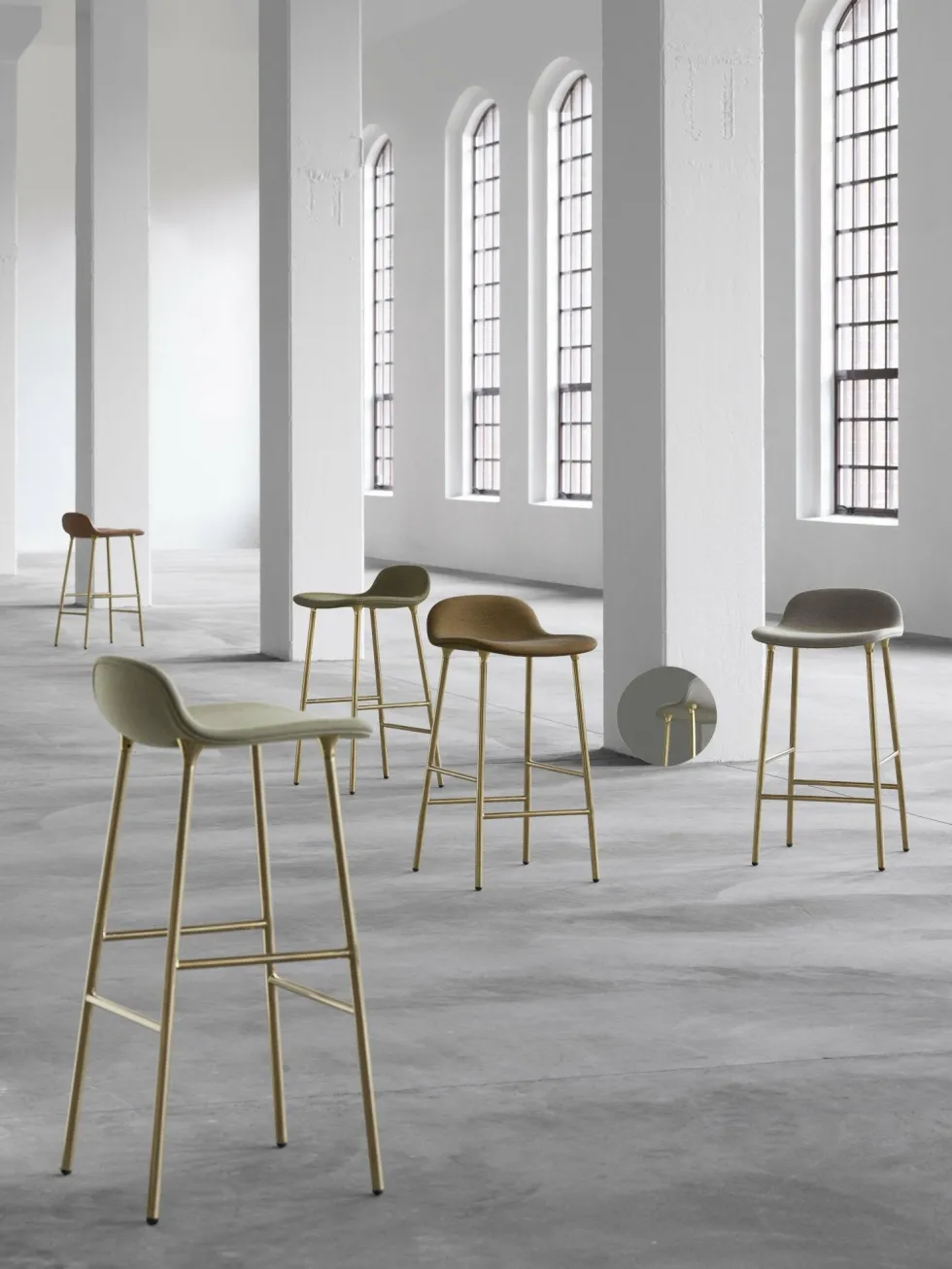 Tabouret de bar en laiton et pp gris 65 cm Form - Normann Copenhagen