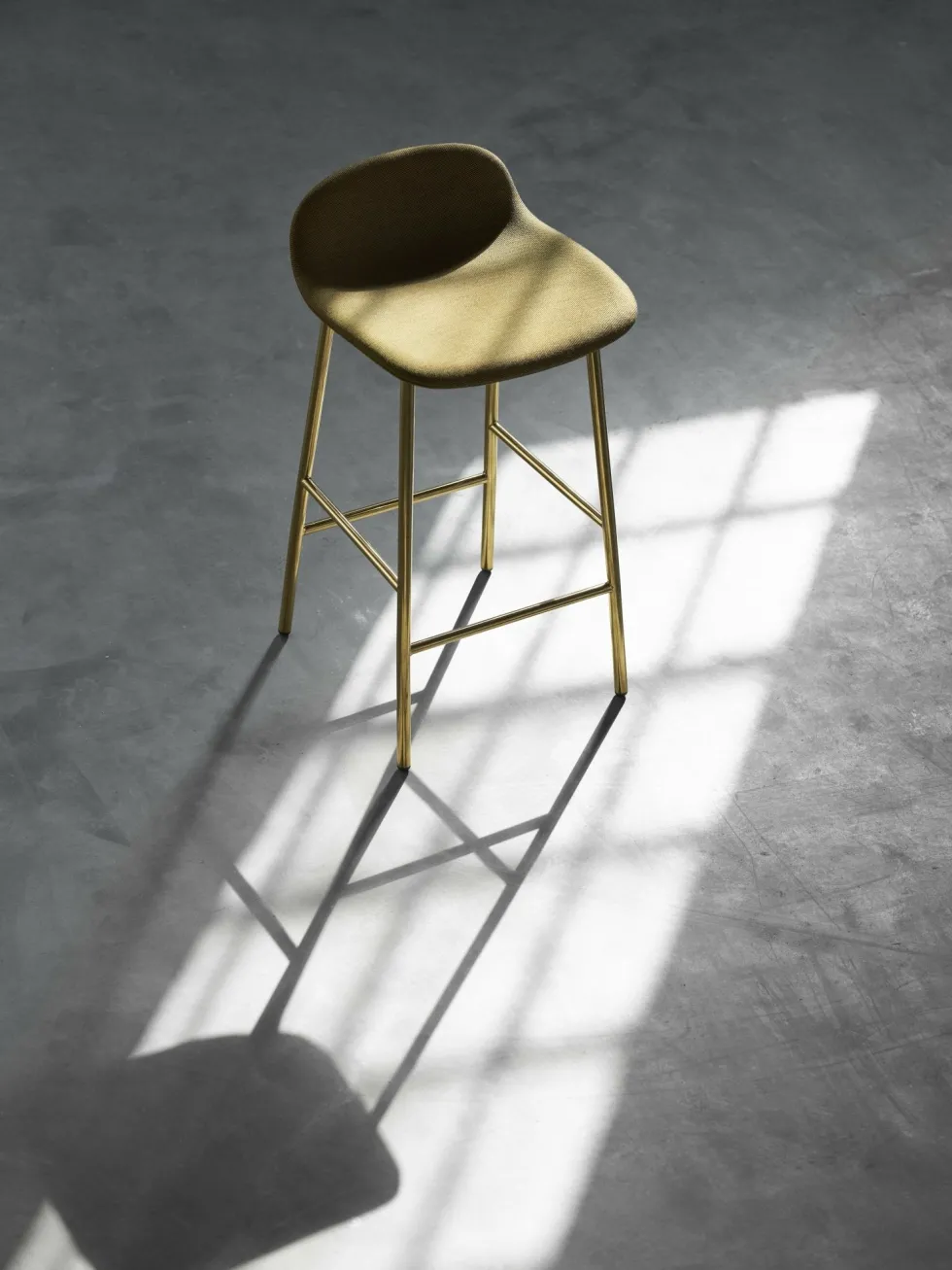 Tabouret de bar en laiton et pp gris 65 cm Form - Normann Copenhagen