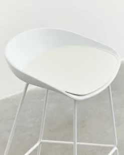 Tabouret de bar en plastique recyclé blanc et pieds en acier blanc 65 cm AAS 38 2.0 - HAY