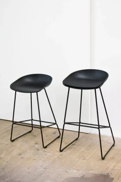 Tabouret de bar en plastique recyclé noir et pieds en acier noir 65 cm AAS 38 2.0 - HAY