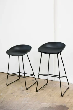 Tabouret de bar en plastique recyclé noir et pieds en acier noir 75 cm AAS 38 2.0 - HAY