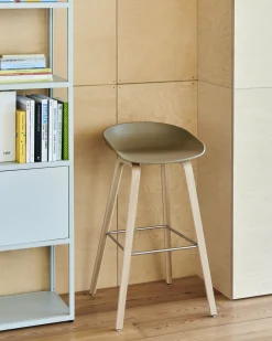 Tabouret de bar en plastique recyclé vert automne et pieds en chêne 75 cm AAS 32 2.0 - HAY