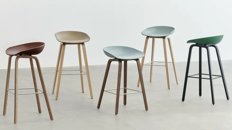 Tabouret de bar en plastique recyclé vert automne et pieds en chêne 75 cm AAS 32 2.0 - HAY