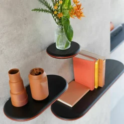 3 Étagères murales en frêne noir et cuir orange Waly - Mlle Jo