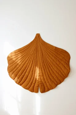 Tapis bébé feuille de ginkgo en lin caramel Ginkgo Bilboa - Moi Mili