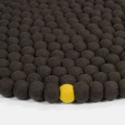 Tapis à boules de feutre anthracite 140 cm Big One - myfelt