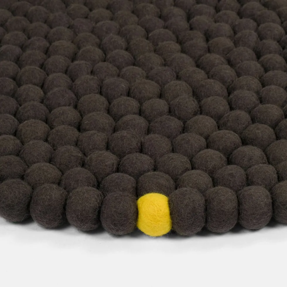 Tapis à boules de feutre anthracite 140 cm Big One - myfelt