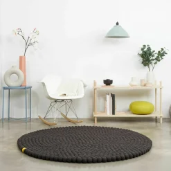 Tapis à boules de feutre anthracite 140 cm Big One - myfelt