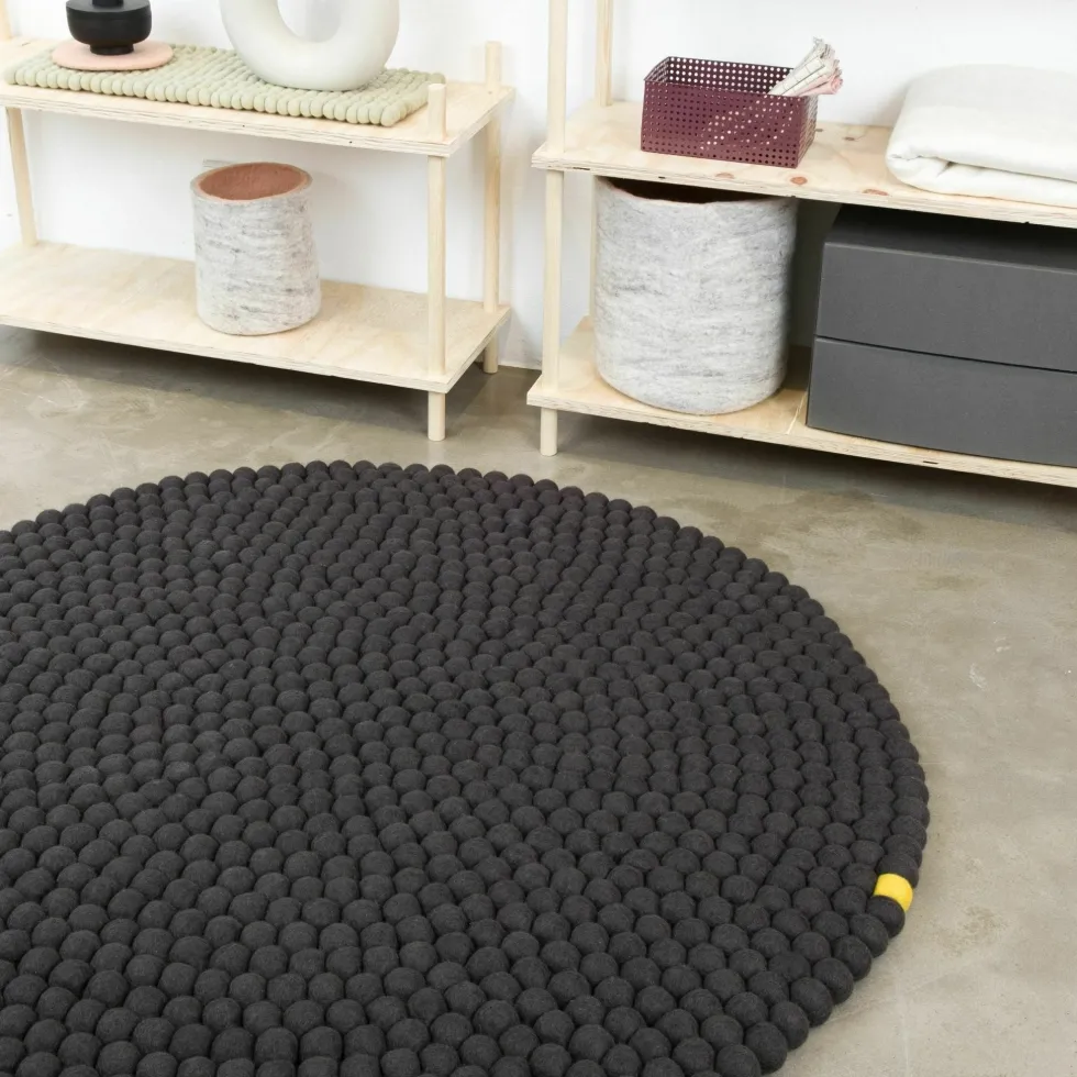 Tapis à boules de feutre anthracite 140 cm Big One - myfelt
