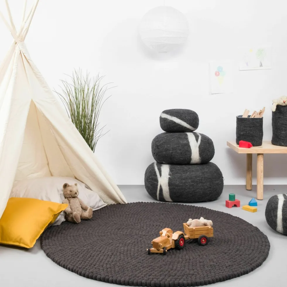 Tapis à boules de feutre anthracite 180 cm Kuno - myfelt