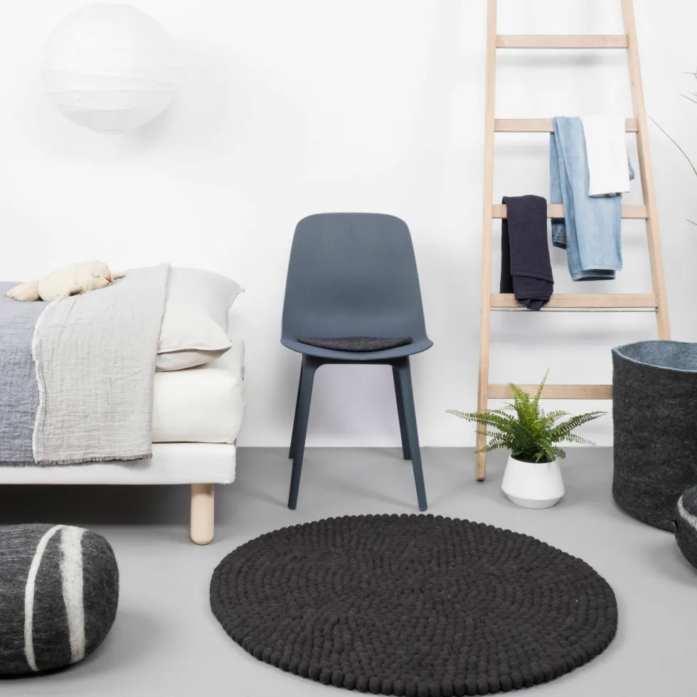 Tapis à boules de feutre anthracite 180 cm Kuno - myfelt