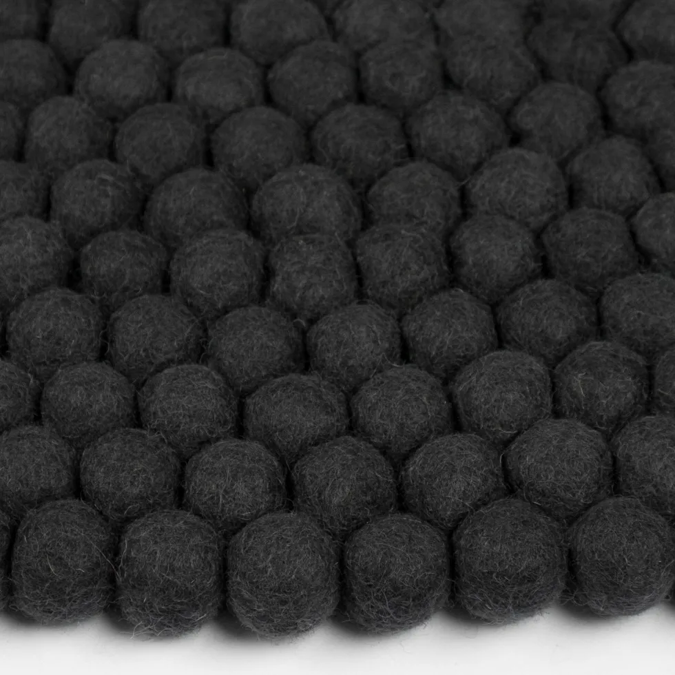 Tapis à boules de feutre anthracite 120 cm Kuno - myfelt