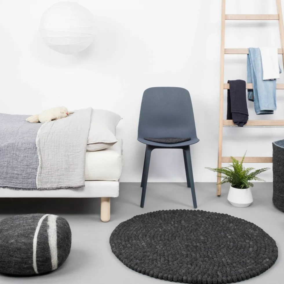 Tapis à boules de feutre anthracite marbré 250 cm Hugo - myfelt