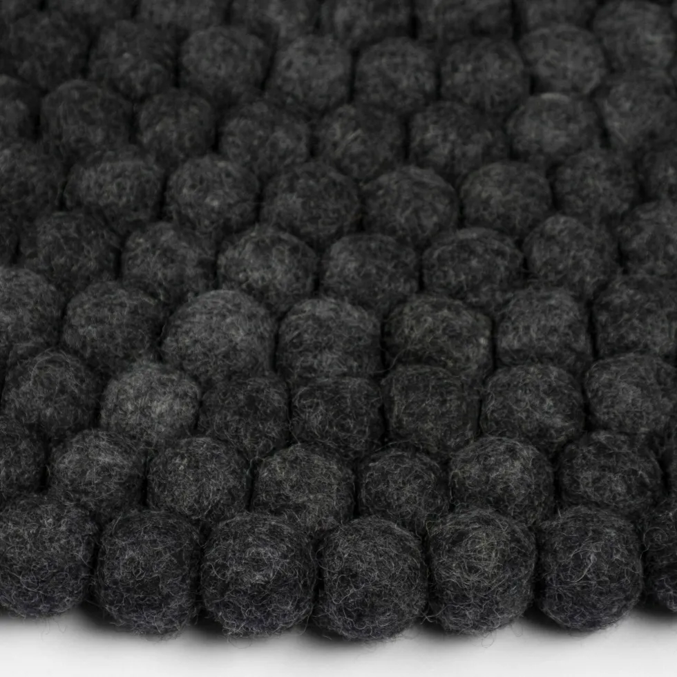 Tapis à boules de feutre anthracite marbré 250 cm Hugo - myfelt