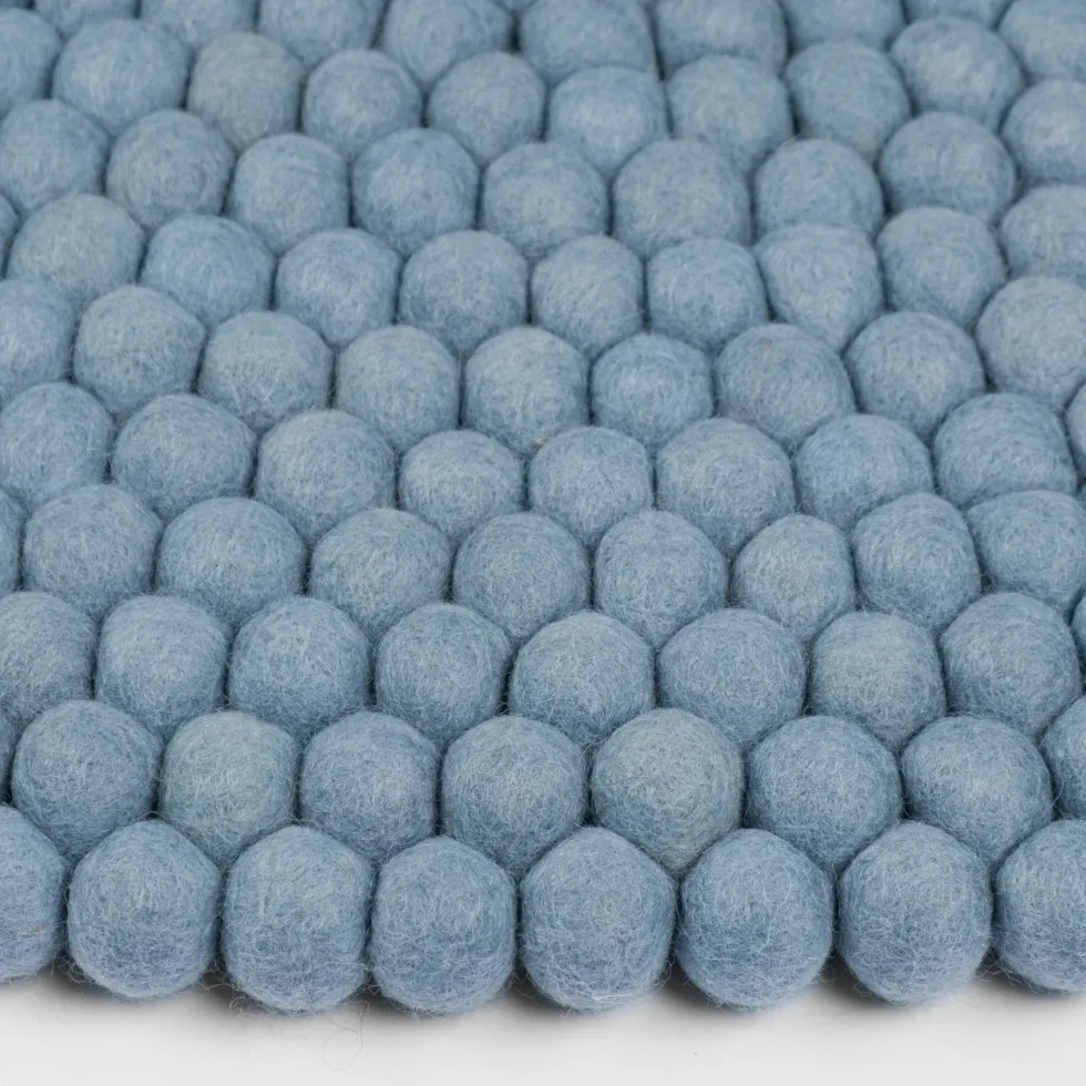 Tapis à boules de feutre bleu clair 50 cm Mia - myfelt