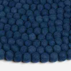 Tapis à boules de feutre bleu foncé 250 cm Alva - myfelt