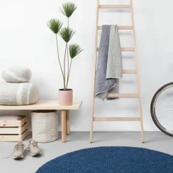 Tapis à boules de feutre bleu foncé 250 cm Alva - myfelt